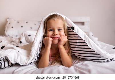 2,531 Kid Looking Under Bed Images, Stock Photos & Vectors | Shutterstock