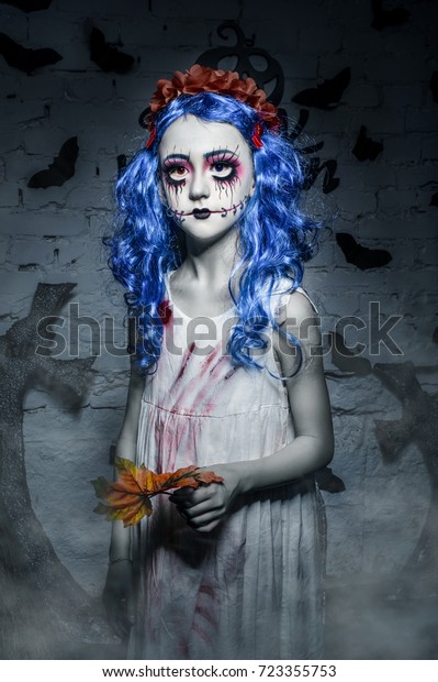 Little Blue Hair Scary Girl Halloween Arkivfoto Rediger Na 723355753