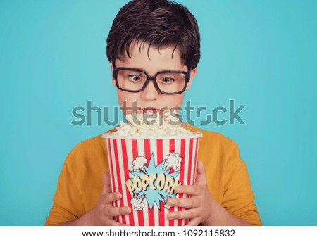 Similar – kleiner Junge Kind mit Popcorn auf blauem Hintergrund