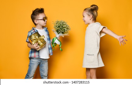 giving flowers to girlfriend