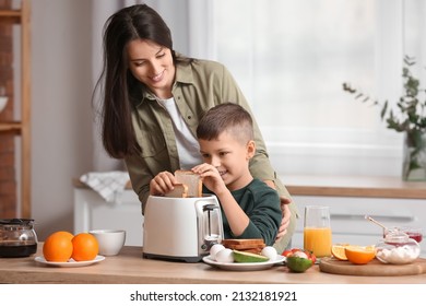Un niño pequeño con su madre haciendo tostadas sabrosas en la cocina