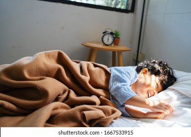 Little Boy Lie Down In The Bed Fake Sleep While They Parent Order Him The Daytime Sleep, The Parent See He's Awake Then He Laugh.