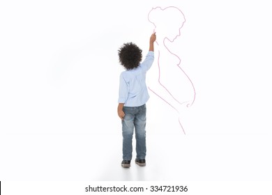Kleines Kind, das seine Mama mit Kreide an die Wand zieht
