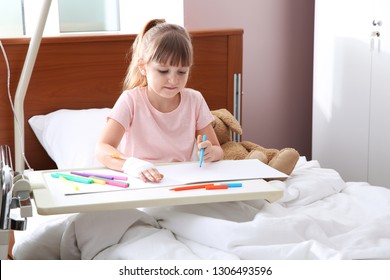 Little child with intravenous drip drawing in hospital bed - Powered by Shutterstock