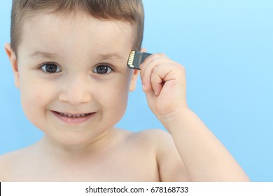 kleines Kind mit einer Speicherkarte in seinem Kopf Konzept der Speicher-Erinnerungen