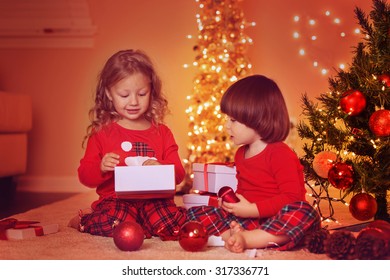 19,594 Siblings at christmas Images, Stock Photos & Vectors | Shutterstock