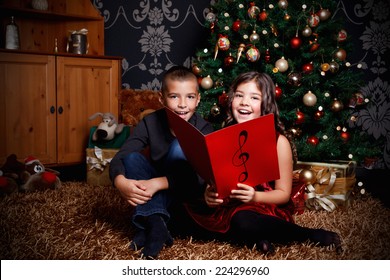 Albero Di Natale 852 Bambini.Foto Immagini E Foto Stock A Tema Family Singing In Christmas Shutterstock