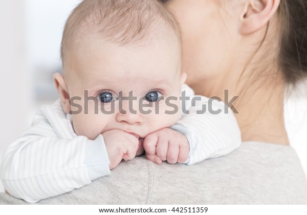 Petit Mignon Bebe Aux Grands Yeux Photo De Stock Modifiable