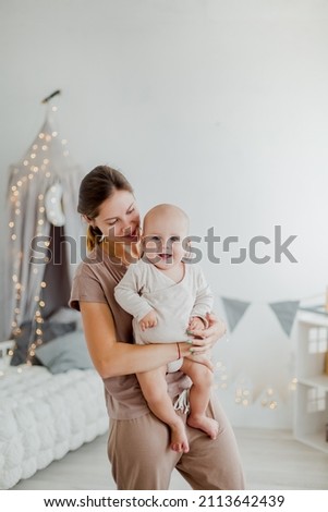 Similar – glückliche Mutter und Baby, die zu Hause im Schlafzimmer spielen.