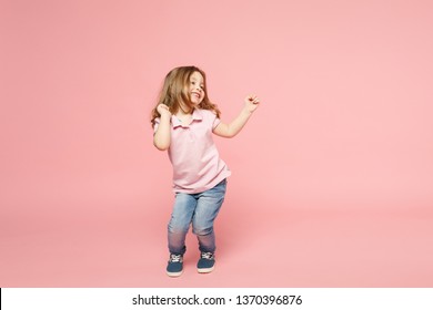 Małe słodkie dziecko dziewczynka 3-4 lat nosi lekkie ubrania tańczące izolowane na tle pastelowego różowego ściany, dzieci portret studio. Dzień Matki, miłość rodzina, koncepcja z dzieciństwa rodzicielstwa