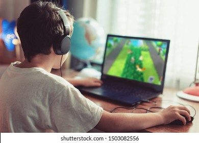 Garoto gamer dependente jogando no laptop em casa