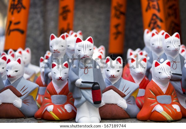 日本京都伏見稻荷神社的小狐狸雕像庫存照片 立刻編輯