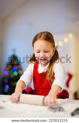 Similar – Foto Bild Zwillinge bereiten Weihnachtsplätzchen in der Festtagsküche vor