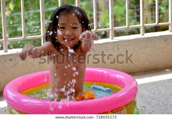 Little Girl Bath Tub Playing Stockfoto Jetzt Bearbeiten