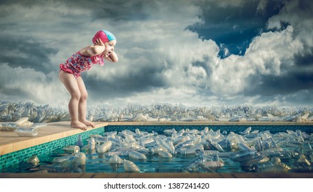 Kleines Mädchen in einem Badeanzug schreit am Rand eines Becken voller Plastikflaschen. Konzept der Verschmutzung und Abhängigkeit von Kunststoff.