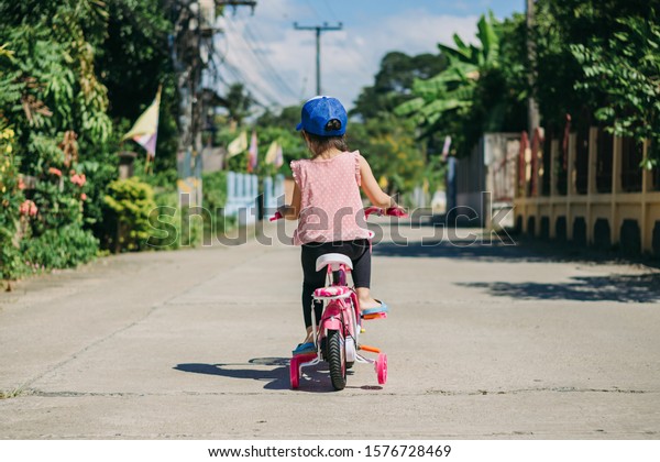 little girl bike with training wheels