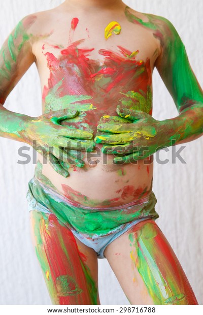 Little Girl Body Painting Herself Nontoxic の写真素材 今すぐ編集