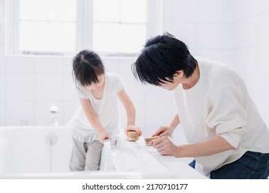 Little Girl Cleaning The Bath With Daddy