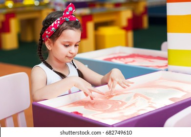 A Little Girl Draws On Sand, Sand Animation