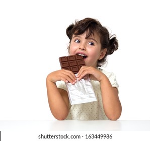 kleines Mädchen, das Schokolade isst einzeln auf Weiß
