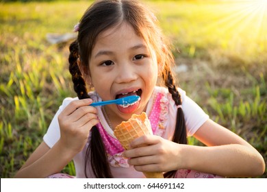 311 Little Girl Licking Popsicle Images, Stock Photos & Vectors ...