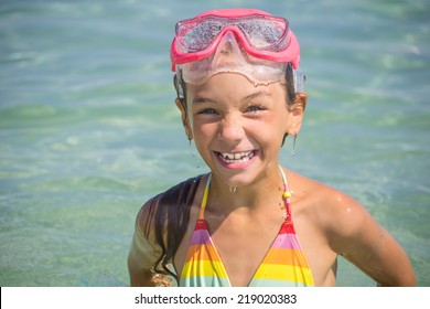 Little Girl Emerged Water Mask Diving Stock Photo 219020383 | Shutterstock