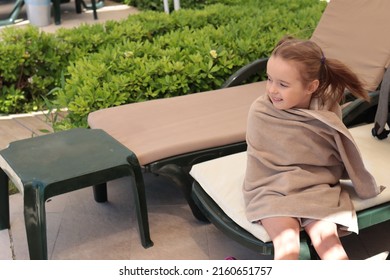 The little girl froze.She wrapped herself in a towel and sat down on the sun bed.