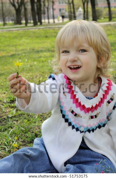A little girl gives a\
flower