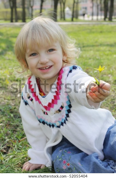 A little girl gives a\
flower