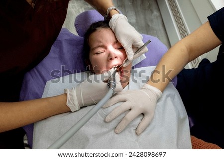 Foto Bild Ein Zahnarzt macht eine digitale Röntgenaufnahme mit einem männlichen Patienten in einer Zahnklinik. Panorama-Röntgenaufnahme. Moderne professionelle zahnärztliche Ausrüstung für Krankenhaus, Klinik, medizinisches Zentrum.