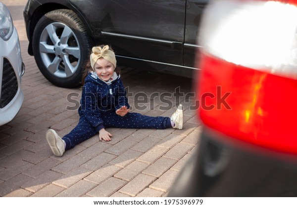 A little girl got lost in the parking lot.\
Child unattended. The child is\
lost.