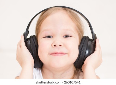 Little Girl Headphones Stock Photo 260107541 | Shutterstock