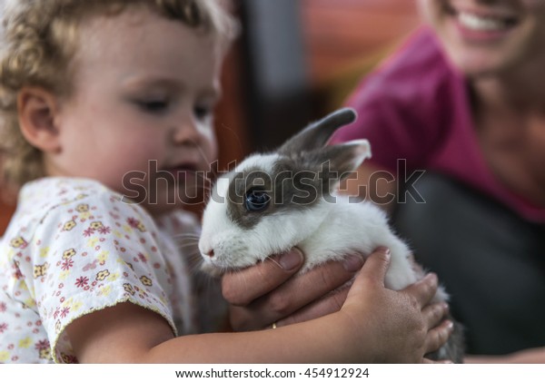 Foto De Stock Sobre Little Girl Hugging Furry Rabbit Under Editar
