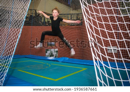 Foto Bild Freunde genießen einen aktiven Tag in einer Trampolinhalle