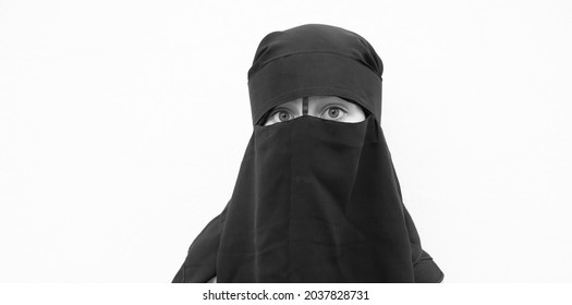 Little Girl Niqab Looks Fear Surprise Stock Photo 2037828731 | Shutterstock