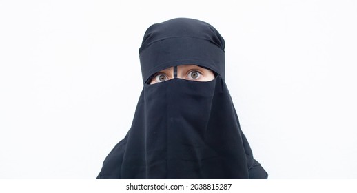 Little Girl Niqab Looks Fear Surprise Stock Photo 2038815287 | Shutterstock