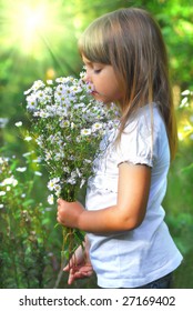 Kleines Mädchen auf der Wiese mit wilder Blume