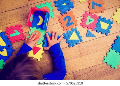 kleines Mädchen, das mit dem Rätsel spielt, frühes Lernen