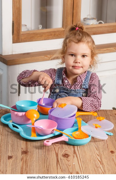 little girl play dishes