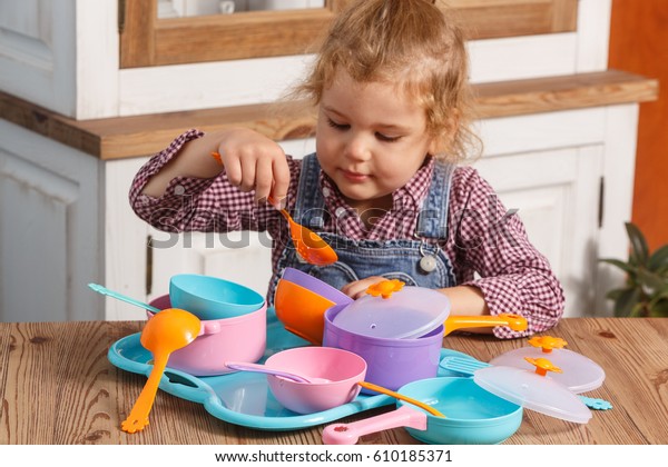 little girl play dishes