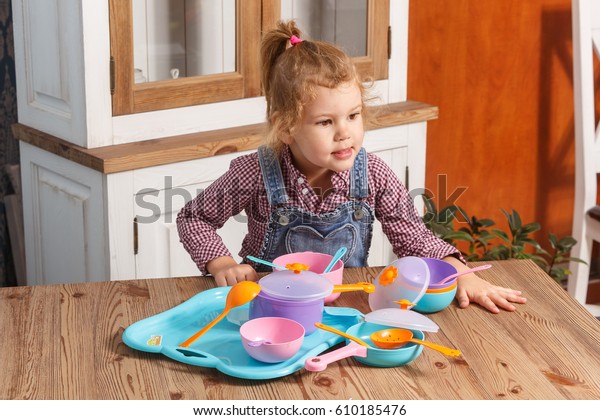 little girl play dishes