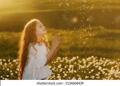 Kleines Mädchen mit Beten. Frieden, Hoffnung, Träume Konzept.
