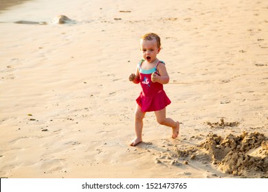 Little Girl Runs Along Beach Stock Photo 1521473771 | Shutterstock