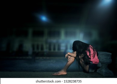 The Little Girl Sat Her Head Down And Weeped At The Hua Lamphong Train Station On A Lonely Night.