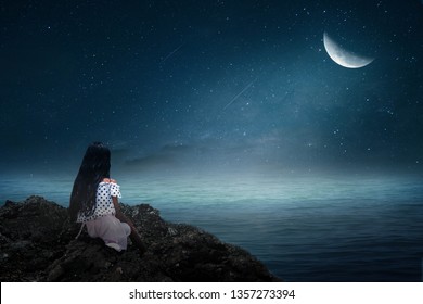 Girl Looking Moon Images Stock Photos Vectors Shutterstock