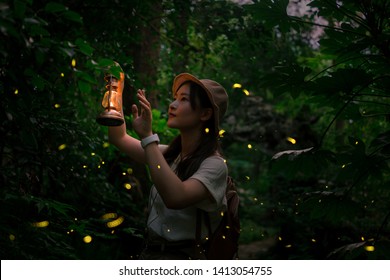 The little girl saw flying elves in the mountains and forests on summer nights. They were fireflies.