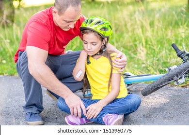 425 Dad helping daughter ride bike Images, Stock Photos & Vectors ...