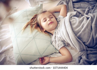 Three Little Girls Lying Bed Hugging Stock Photo 1055634767 | Shutterstock