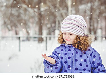 Little Girl Stretched Out Her Hand Stock Photo 171733016 | Shutterstock