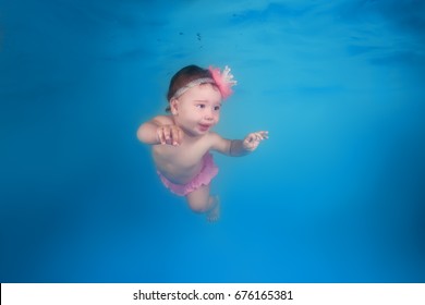 Little Girl Swims Under Water Stock Photo 676165381 | Shutterstock